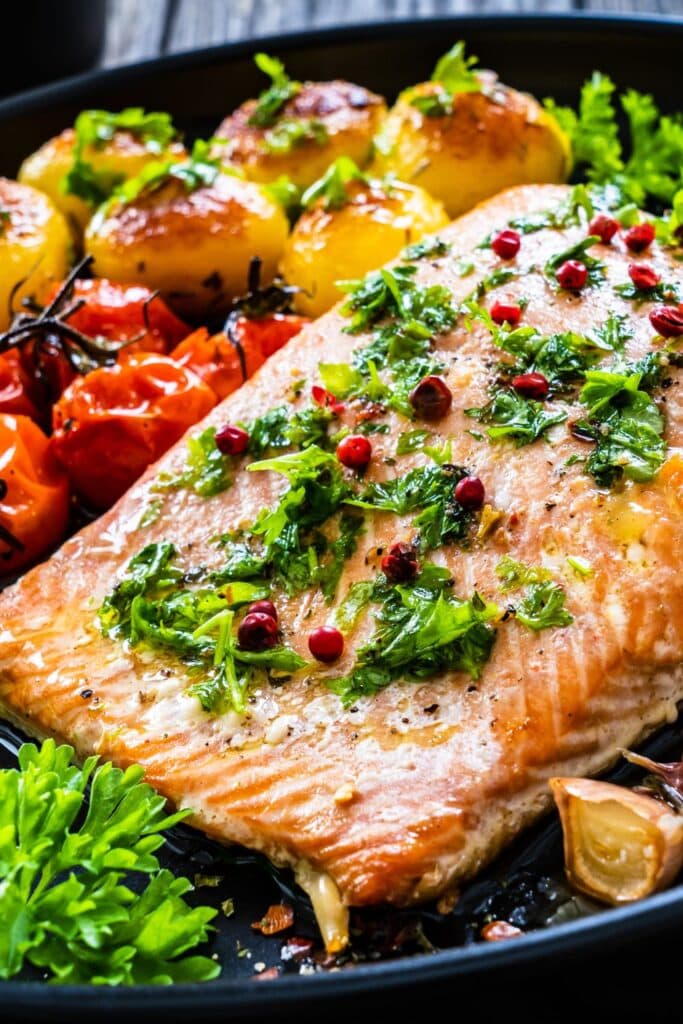 30 Keto Salmon Recipes (Cashada macaan, caafimaad qabta oo fudud). Kalluunka salmon ee Keto oo leh baradho iyo khudaar ka muuqda sawirka.