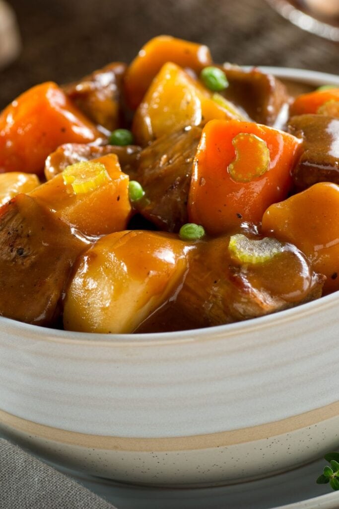 Ang 25 Labing Maayo nga Steak Casserole Recipe! Gihulagway: Bowl sa Hearty Beef Stew nga adunay Patatas ug Carrots