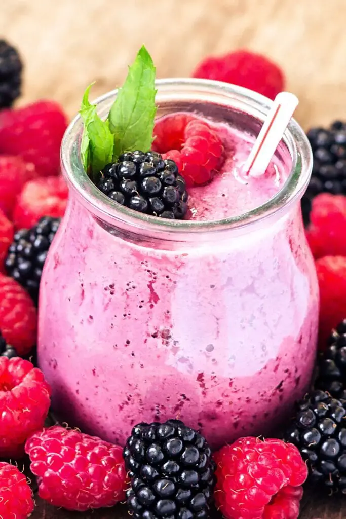 看看這 30 種你一定要嘗試的冷凍水果食譜！ 如圖所示：冷凍漿果冰沙配覆盆子和黑莓