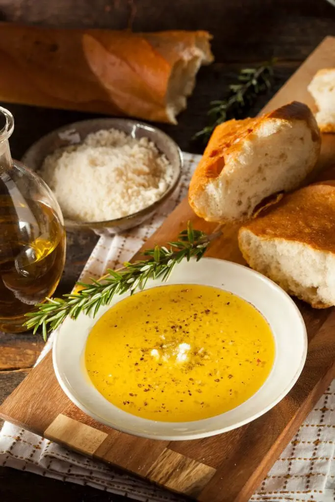 Pan italiano con aceite de oliva para mojar