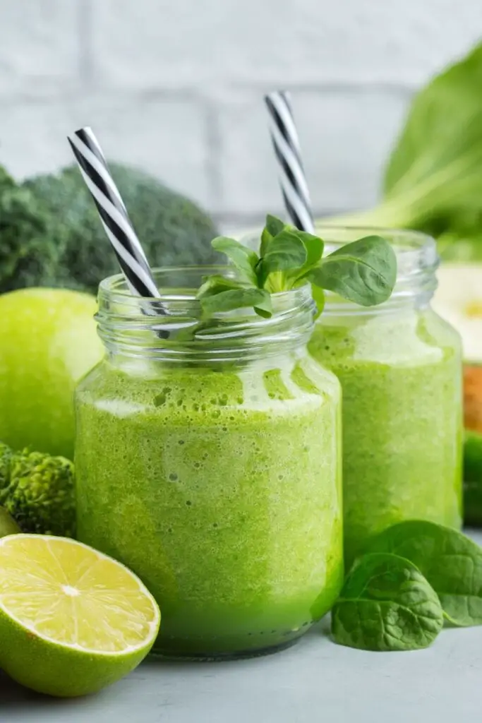 15 recetas de batidos para un delicioso aumento de energía.  Se muestra en la imagen: Batidos verdes saludables con lima, kiwi y verduras
