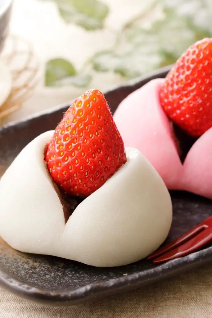 ¡15 postres mochi que te encantarán muy mochi!  Se muestra en la imagen: Sweet Strawberry Mochi