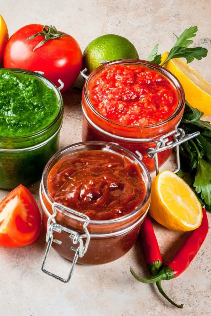 20 salsas indias populares que puedes hacer en casa.  En la imagen se muestran diferentes salsas indias: cilantro, tamarindo y chutney de chile rojo