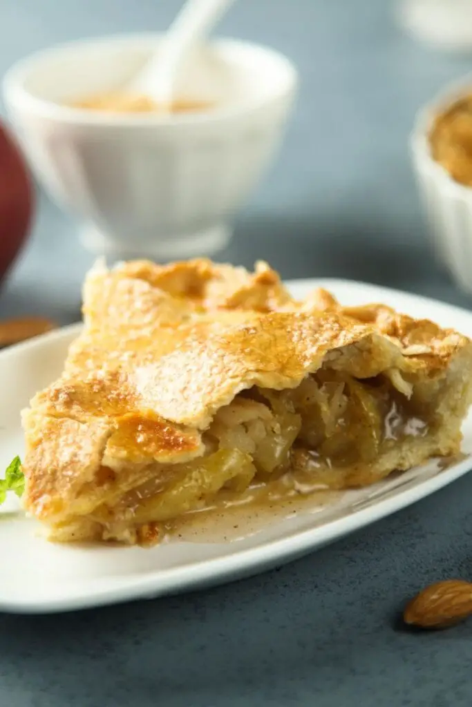 10 recetas fáciles con relleno de pastel de manzana (además de pastel).  Se muestra en la imagen: una rebanada de pastel de manzana casero