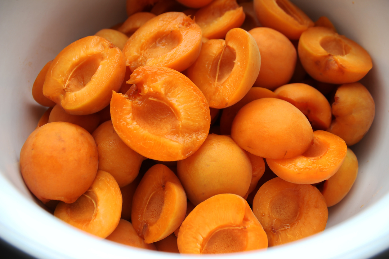 Apricots coupes en deux