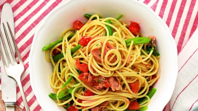 Espaguetis con fagiolini pomodoro y tonno