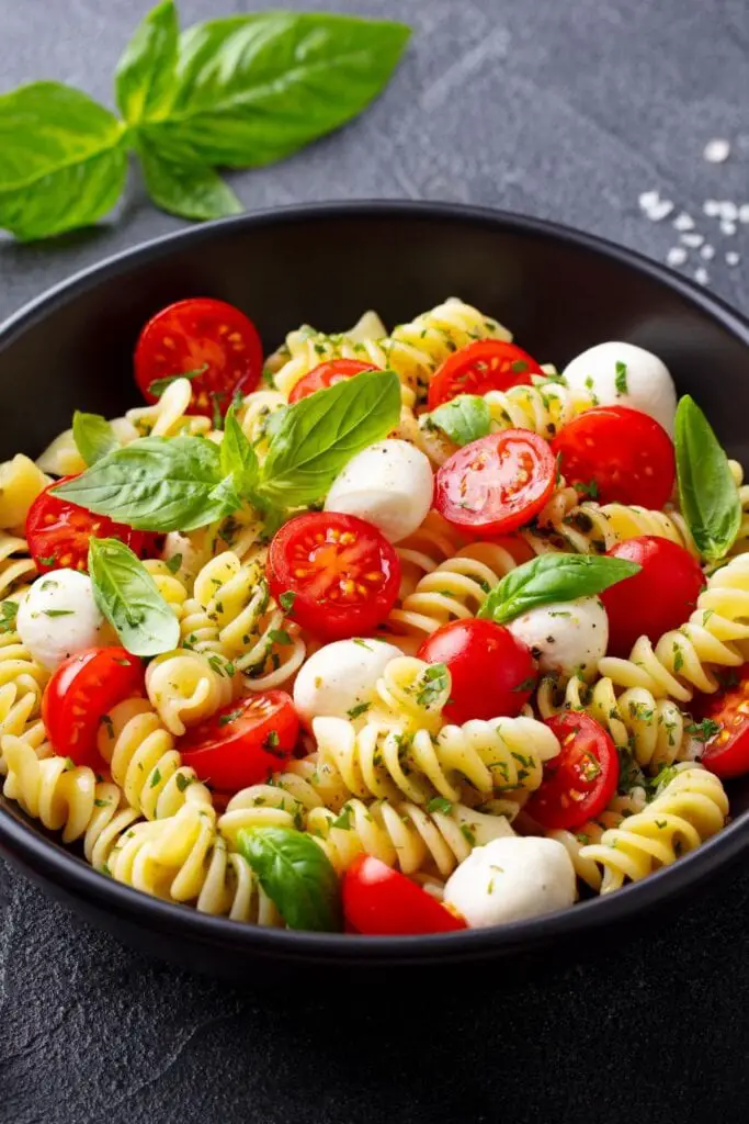 20 smagių „Fusilli“ makaronų receptų (lengvos vakarienės): „Fusilli“ makaronai su pomidorais ir fetos sūriu