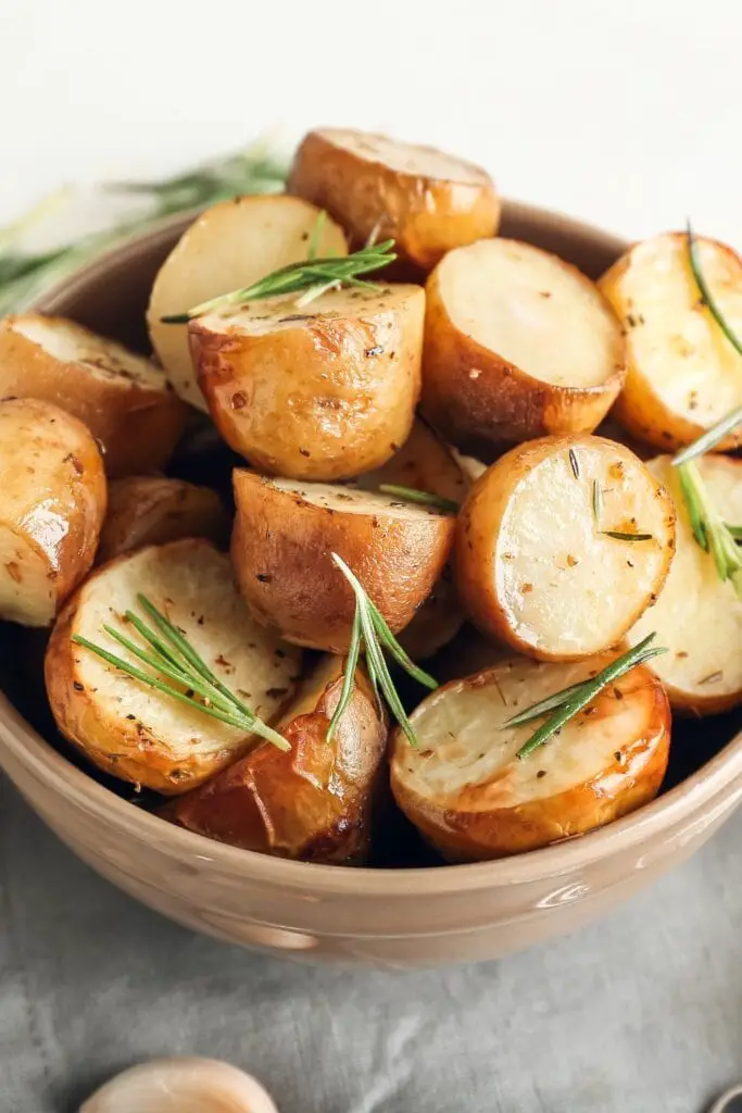 Tazón de papas Yukon Gold al horno con romero fresco