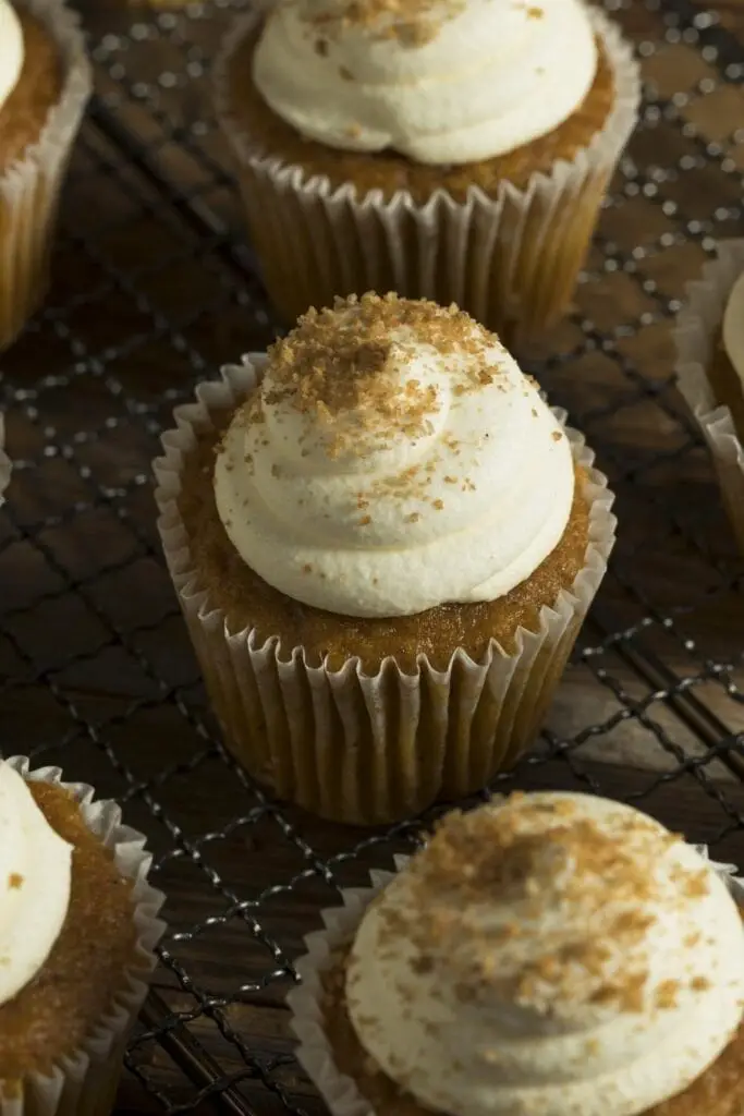 25 recetas fáciles de nuez moscada para un invierno cálido: cupcakes caseros especiados con glaseado