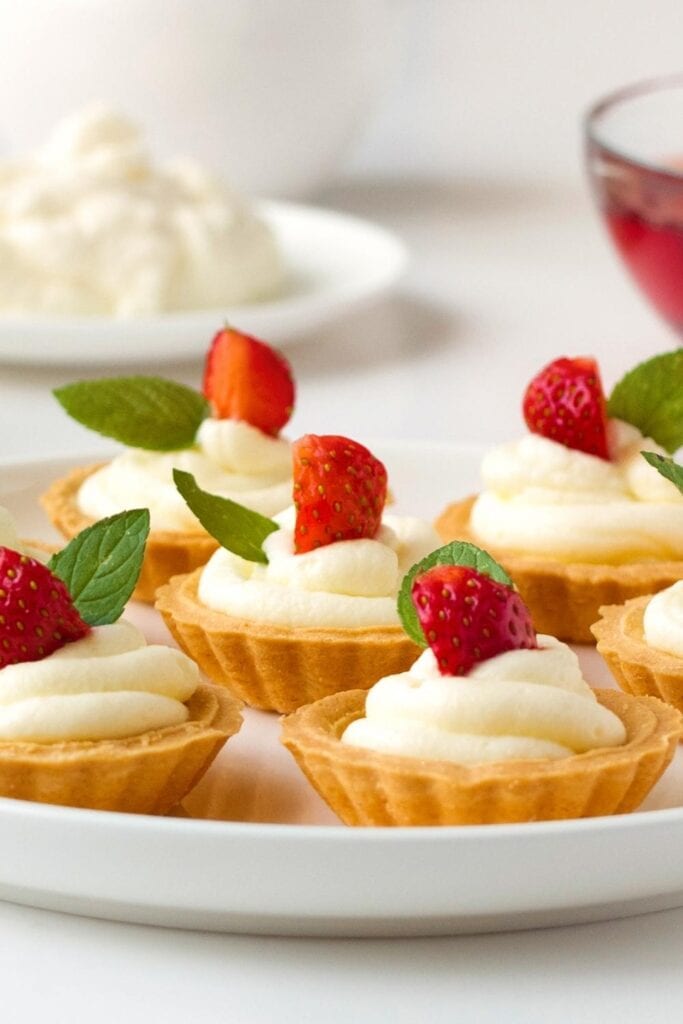 23 recetas fáciles de mini tartas para un postre delicioso: mini tartas dulces con glaseado de crema y fresas
