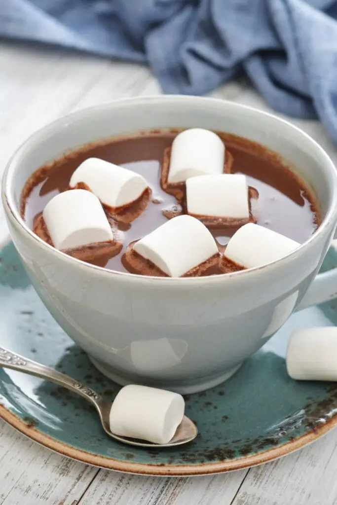 सफ़ेद मार्शमॉलो के साथ घर का बना हॉट चॉकलेट