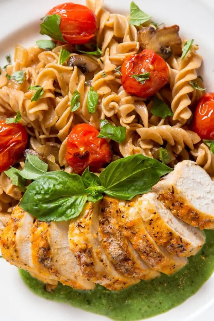 25 recetas fáciles de pasta rotini para la cena: pasta rotini con pollo y tomates