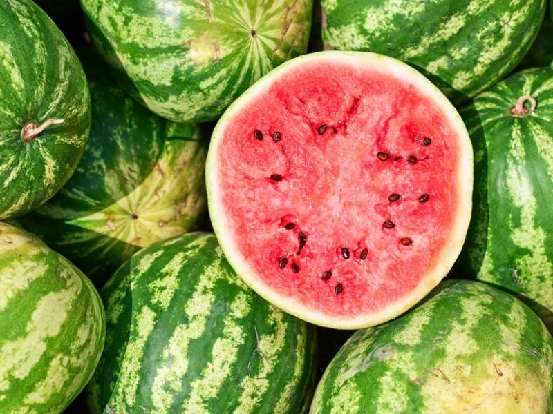Hoe kinne jo fertelle as in watermeloen ryp is (6 manieren): Ripe watermeloen yn 'e helte snije