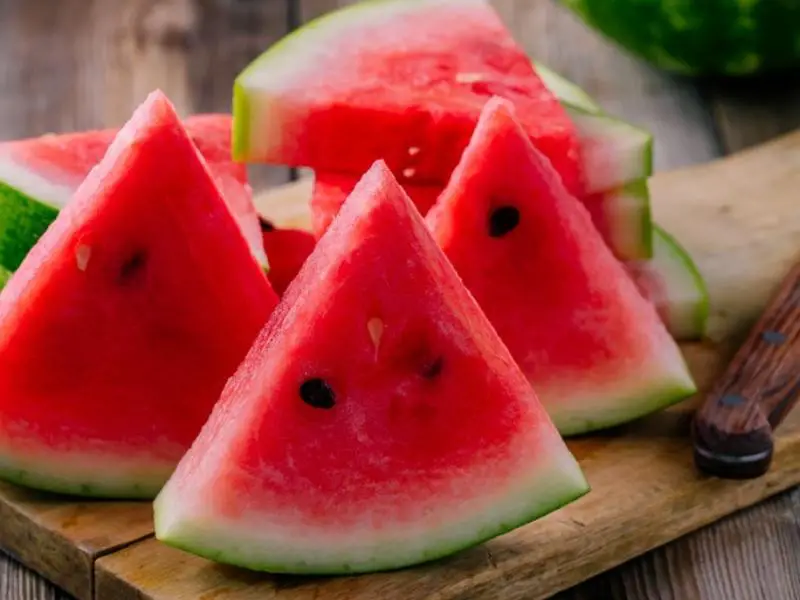 Hoe kinne jo fertelle as in watermeloen ryp is (6 manieren) - Slices watermeloen op in houten snijplank
