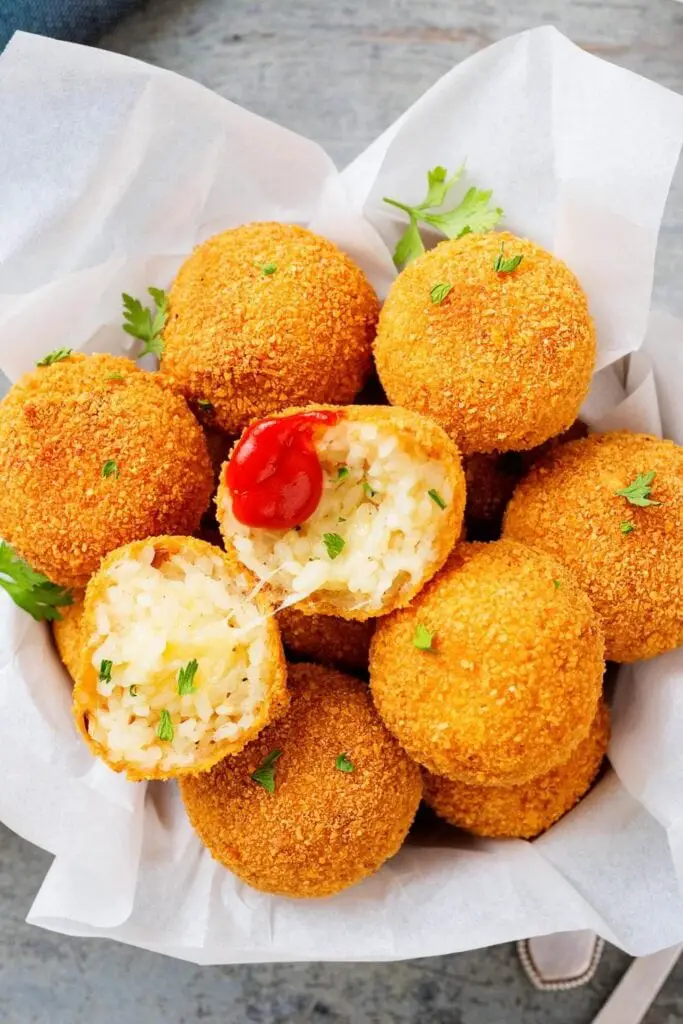 11 recetas fáciles de queso manchego (comidas de inspiración española): bolas de queso frito con salsa de tomate