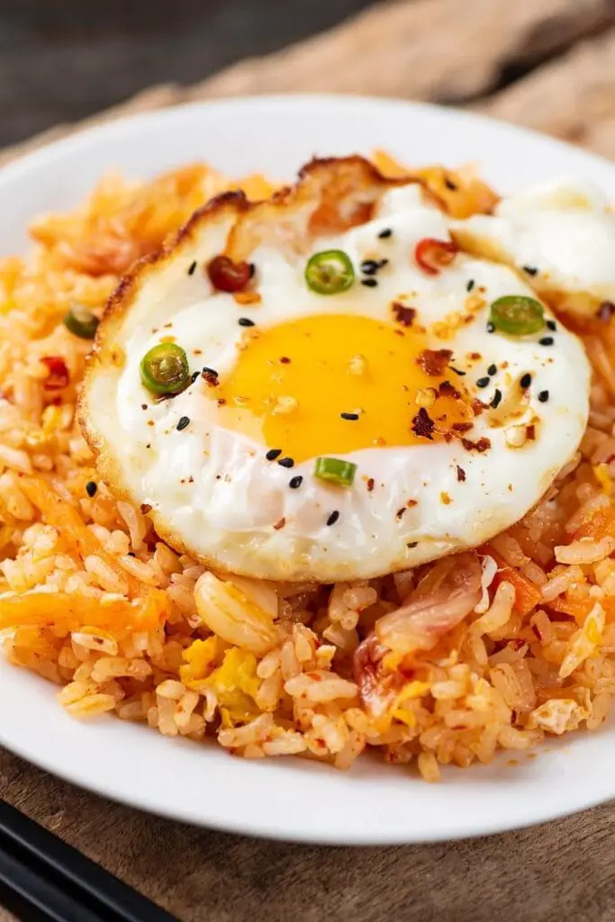 23 recetas fáciles de kimchi para encender tus comidas: arroz con kimchi casero con huevo