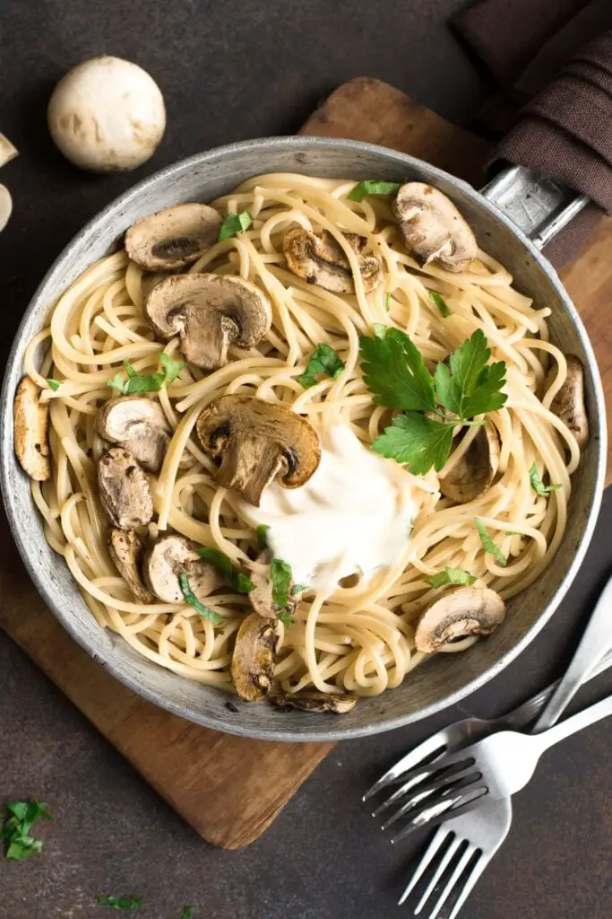 23 Mushroom Pasta Recipe E makemake ana na kanaka a pau: Mushroom Pasta me Herb Cream Sauce