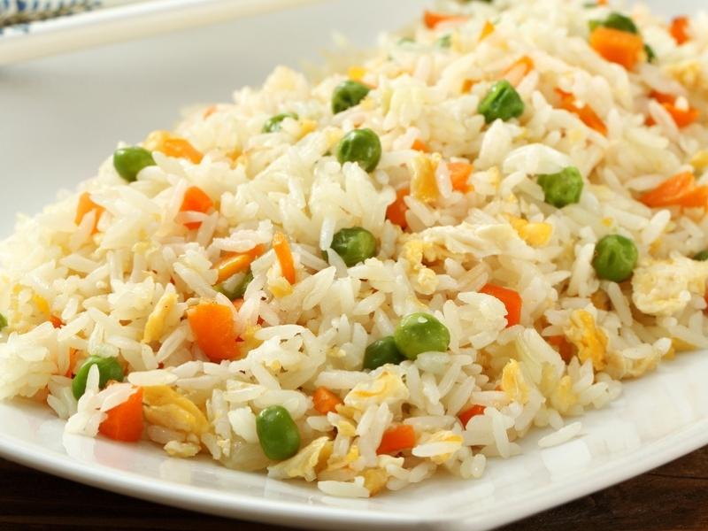 Cómo recalentar el arroz sobrante (3 formas simples): arroz frito