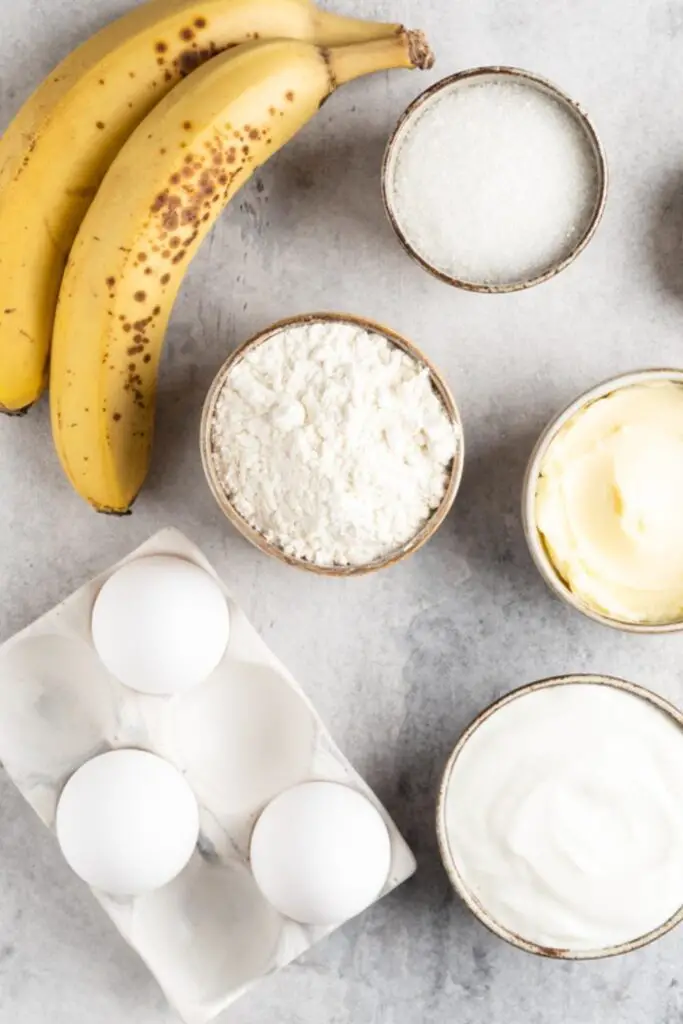 バナナブレッドの材料: バター、バナナ、砂糖、卵、バニラ、小麦粉、重曹、スパイス。