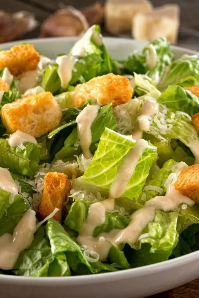 Terveellinen Caesar-salaatti krutonkeilla ja kastikkeella
