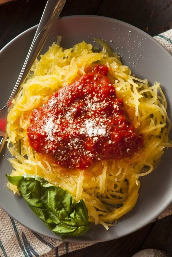 Marinara sousi bilan spagetti qovoq