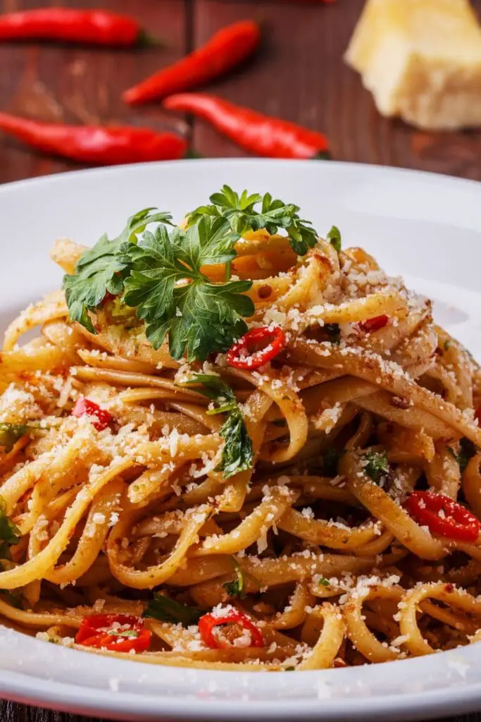 Pasta linguini con parmesano y perejil