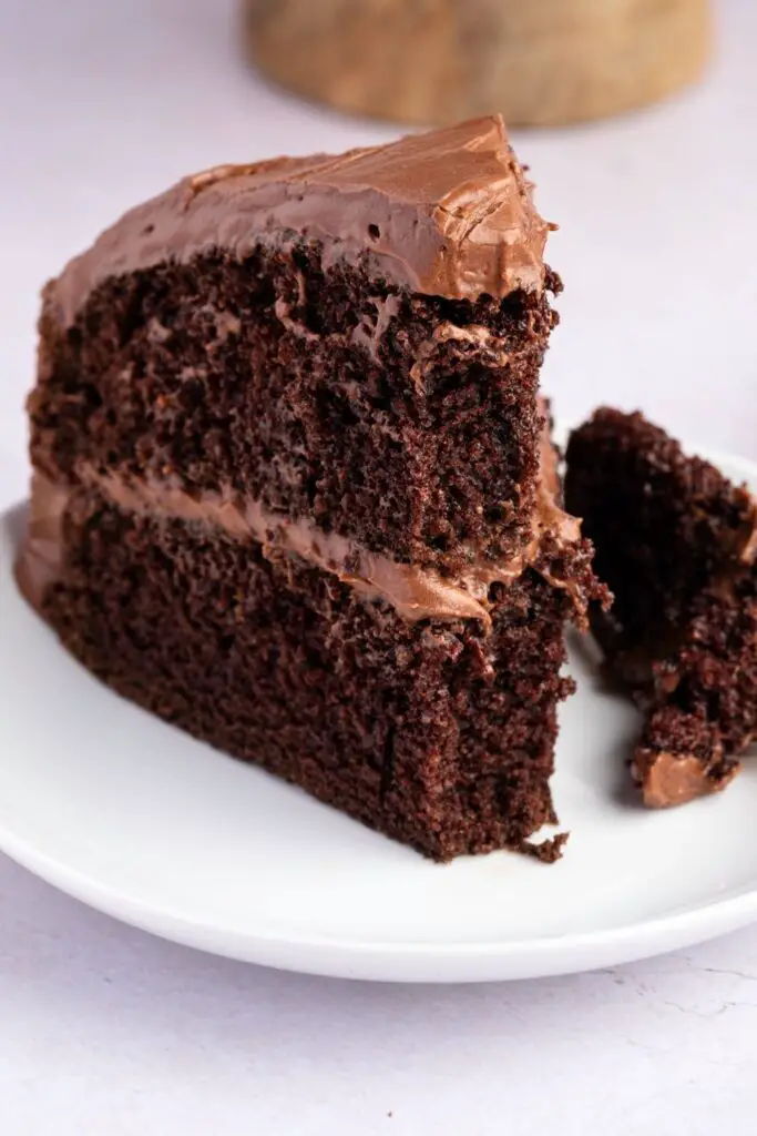 Tortë me çokollatë Hershey e bërë në shtëpi me mbushje me çokollatë