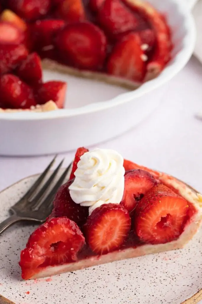 Skive af Shoney's Strawberry Shortcake med flødeskum på toppen