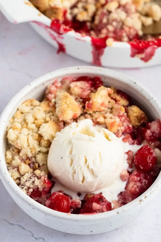 Tazón de Cherry Cobbler con helado y cerezas