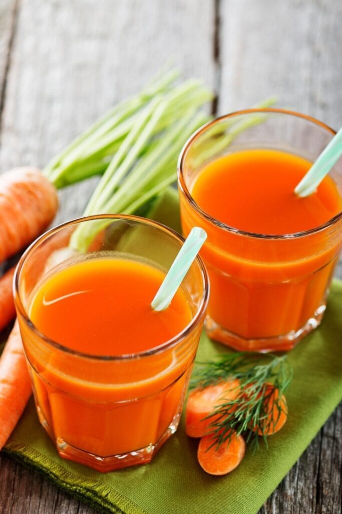 Jugo de zanahoria saludable casero en vaso