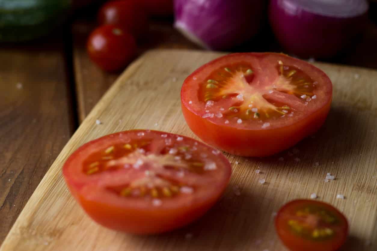 Tomate coupée en deux