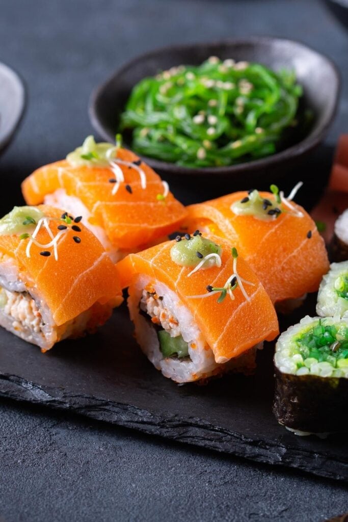 Sushi vegano casero de salmón con algas japonesas