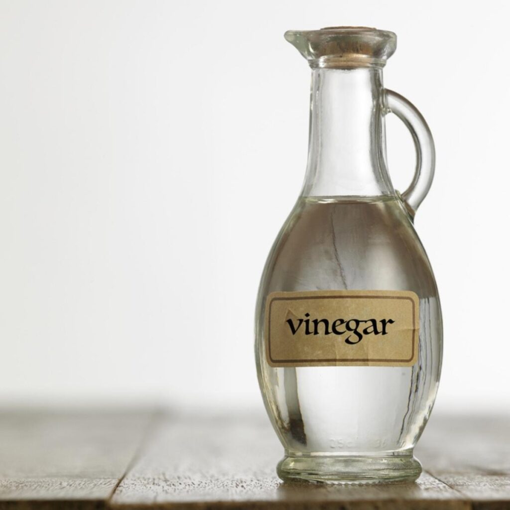 Vinagre blanco en botella de vidrio