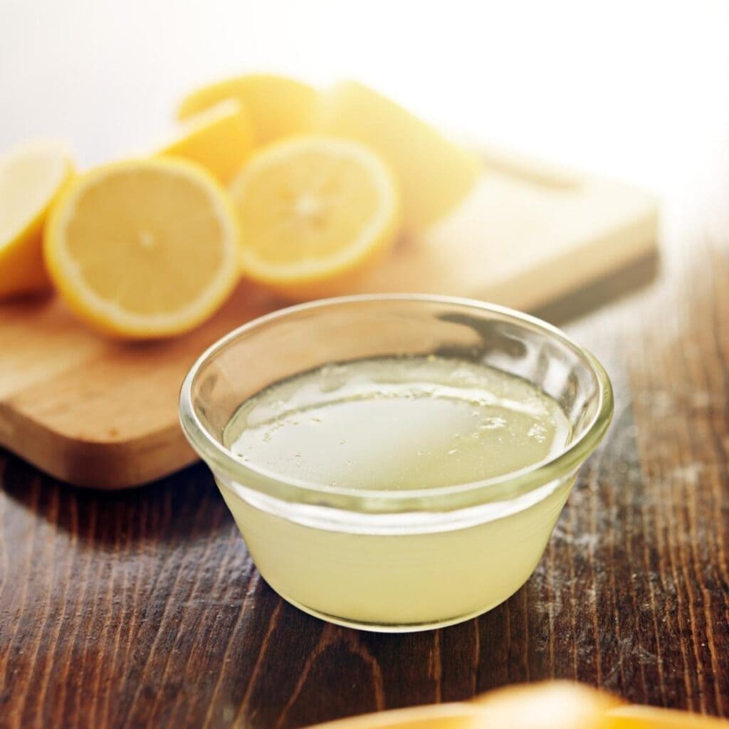 Свежевыжатый лимонный сок в небольшой миске