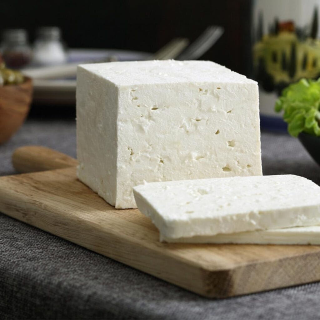 Blok narezanog feta sira