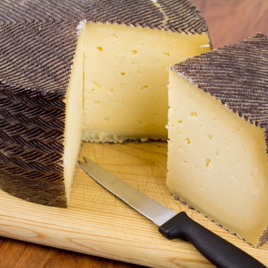 Lohko leikattu Manchego-juusto