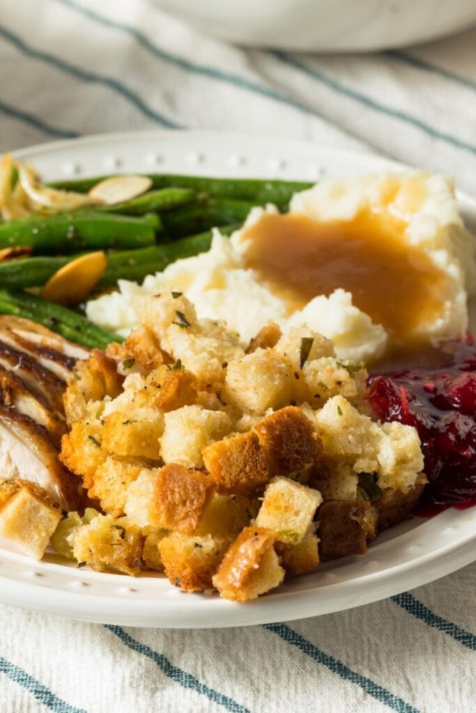 Thanksgiving-Truthahn mit Füllung, Kartoffelpüree und grünen Bohnen