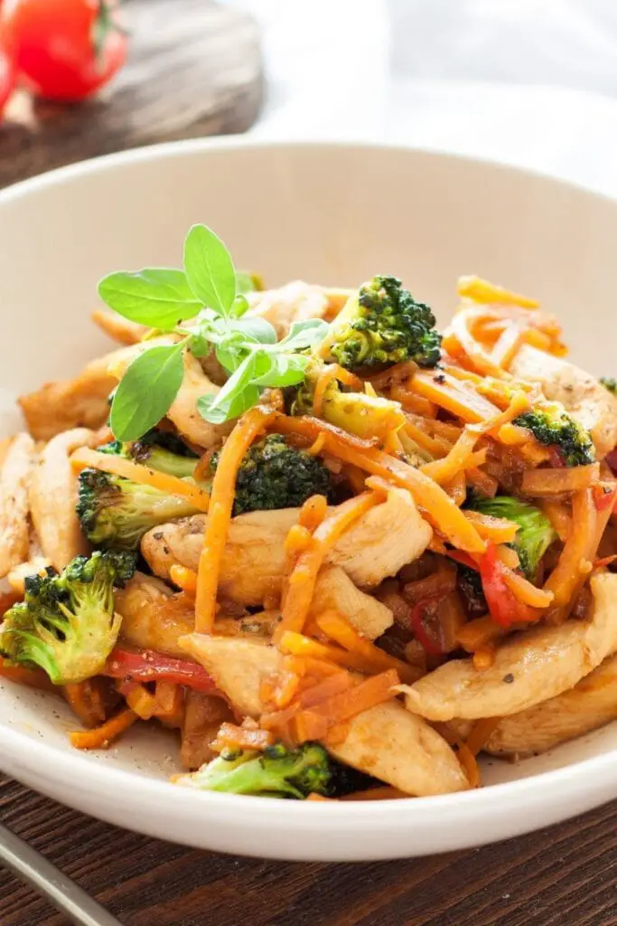 Chicken stir-fry uban sa kamote noodles, broccoli ug carrots