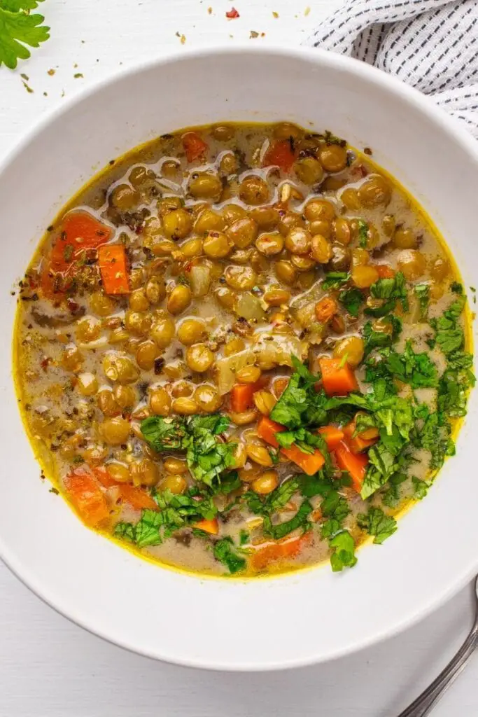 Sopa casera vegana de lentejas con verduras y zanahorias en un bol