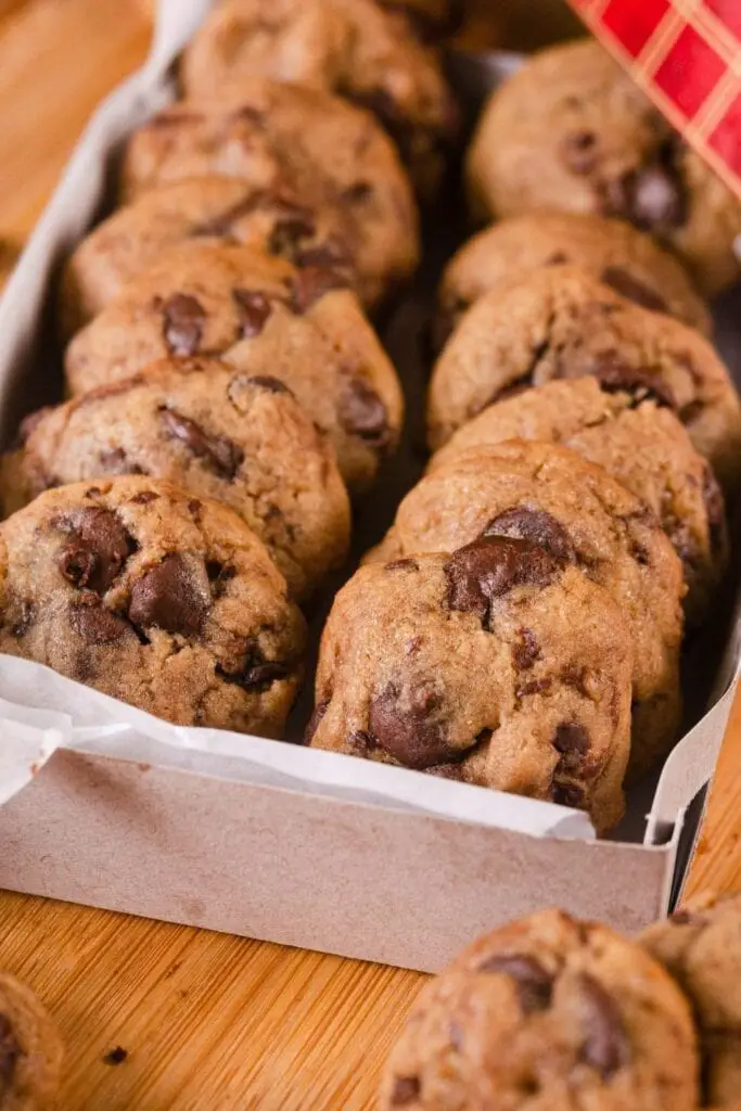 Biskota të ëmbla mini me çokollatë në një kuti