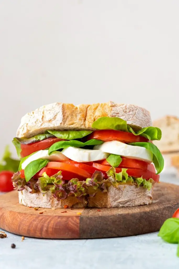 Ciabatta Sandwich med mozzarellaost, tomater, basilikum og salat