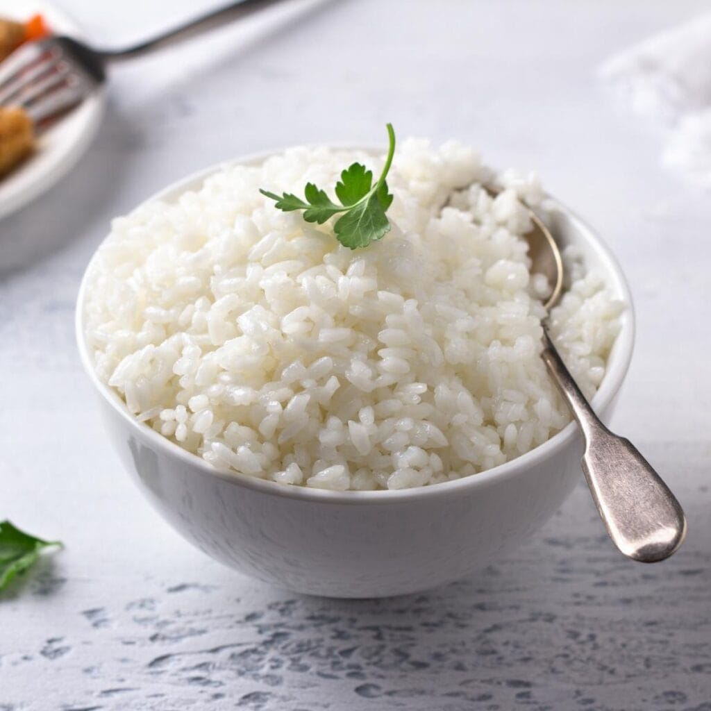 पके हुए सफेद चावल का कटोरा