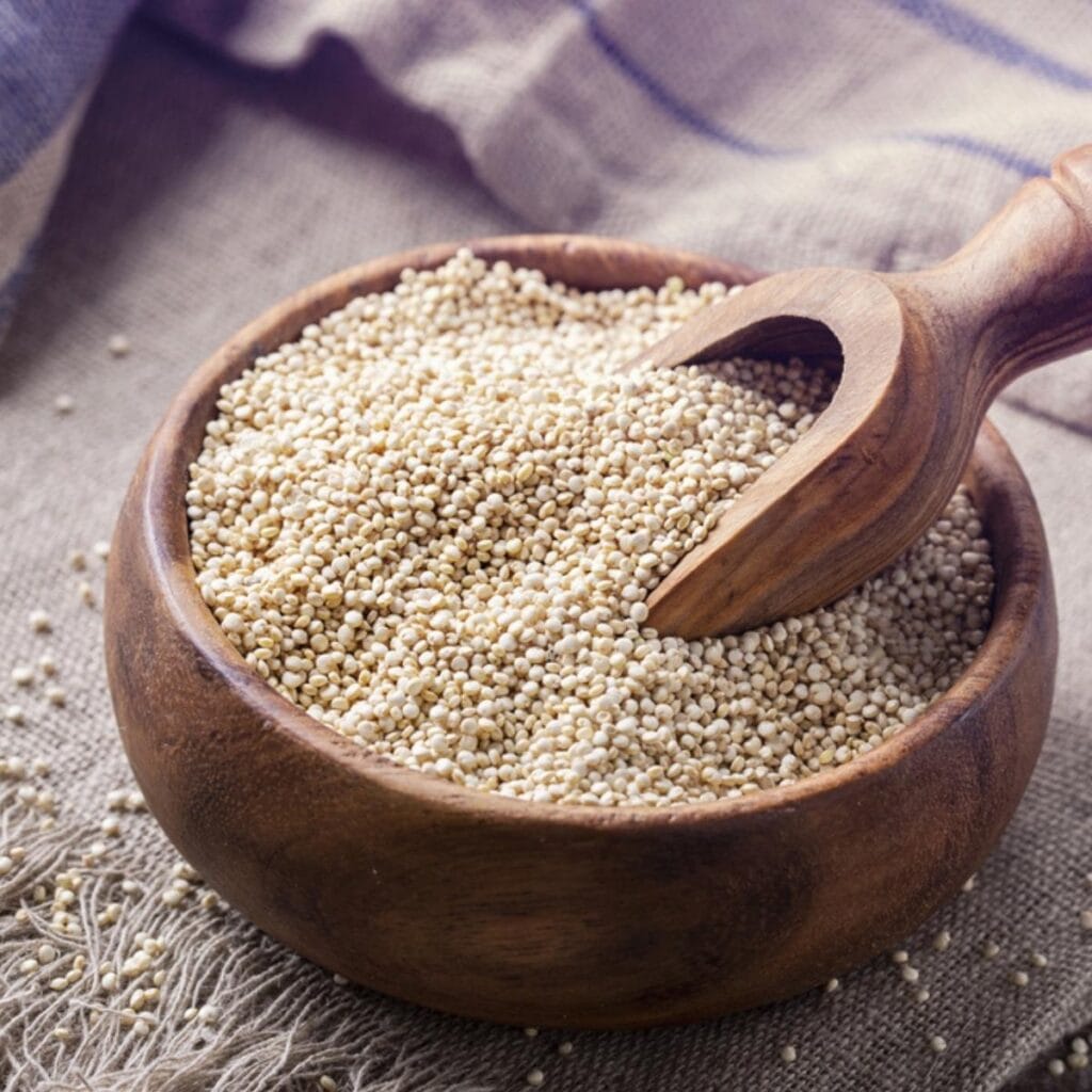 एक काठको कटोरा मा Quinoa