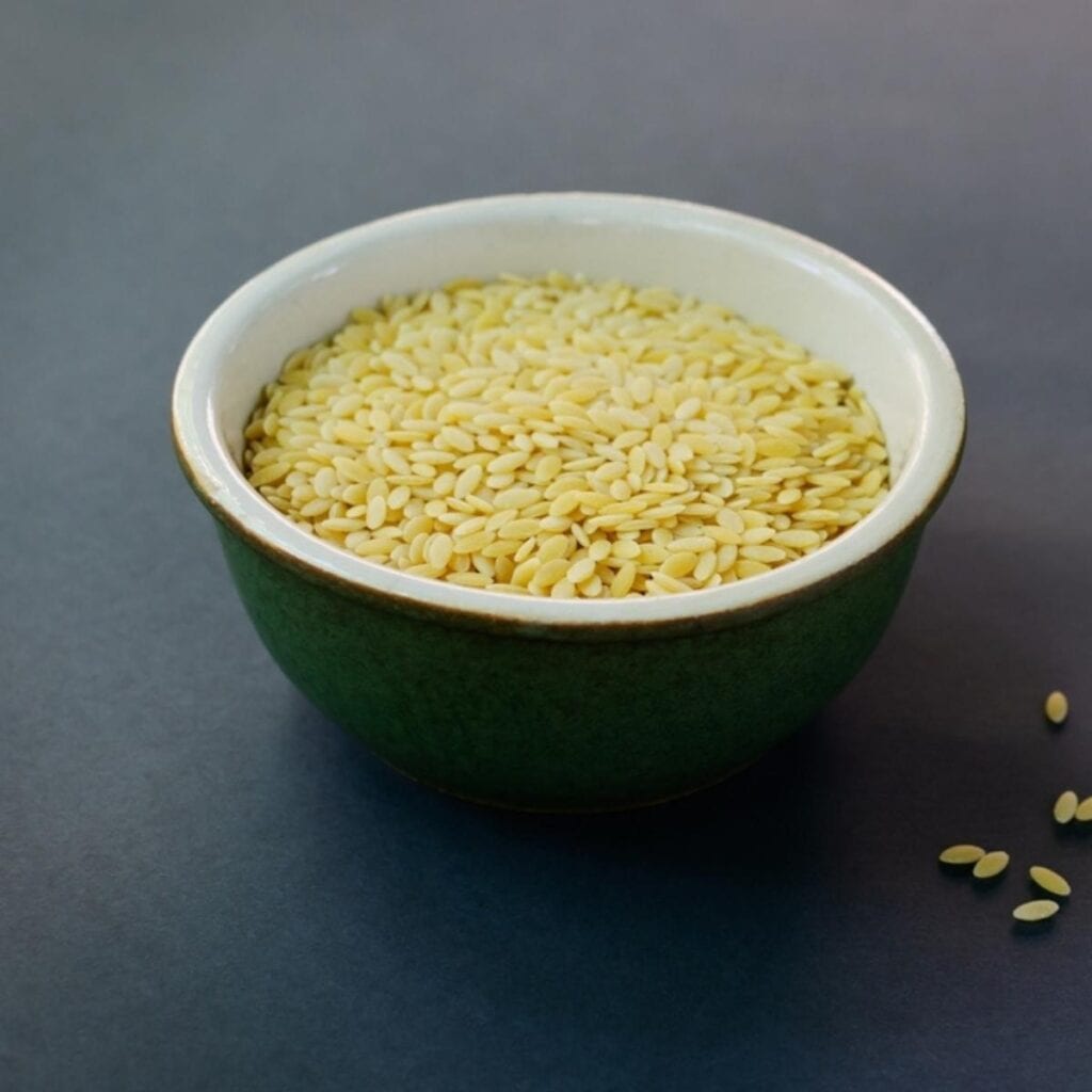 Arrozales en un tazón blanco