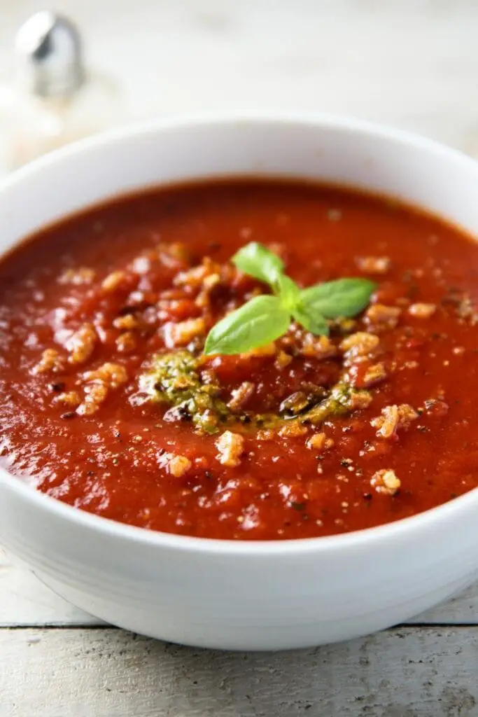 Tazón de Sopa de Tomate con Salsa Pesto
