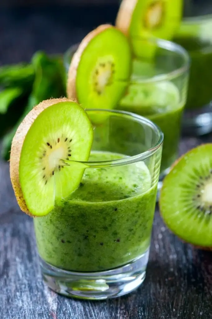 Batido refrescante de kiwi verde en vaso de chupito