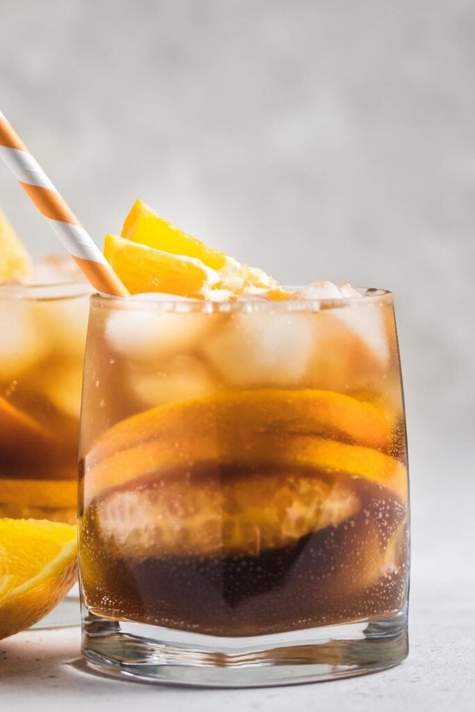 Cóctel de bourbon frío con naranja