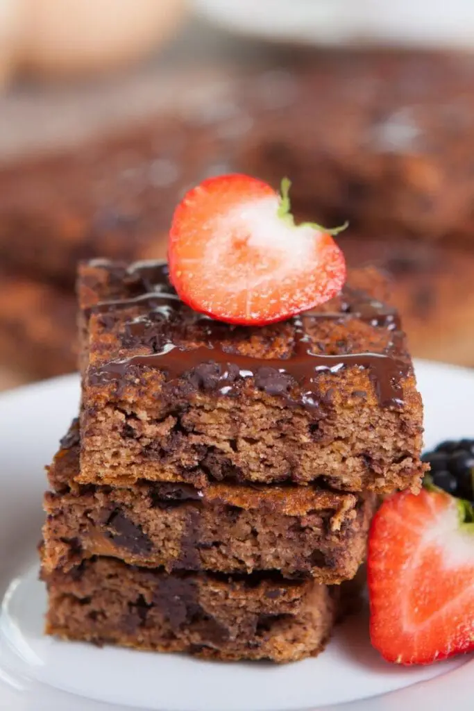 Brownies AIP saludables con chispas de chocolate y fresas frescas