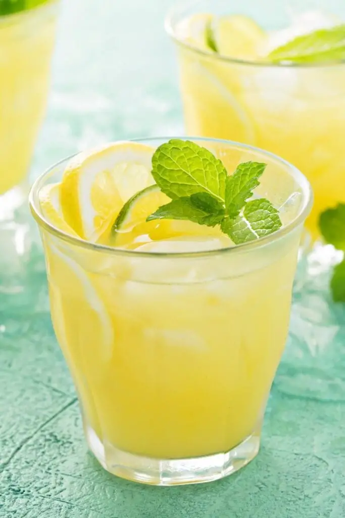 Nakakapreskong Citrus Energy Drinks na may Lemon at Basil