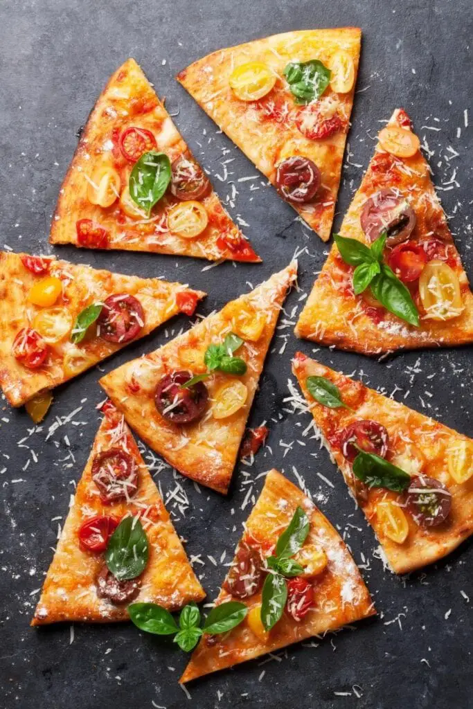 Pizza caseira con tomate, mozzarella e albahaca